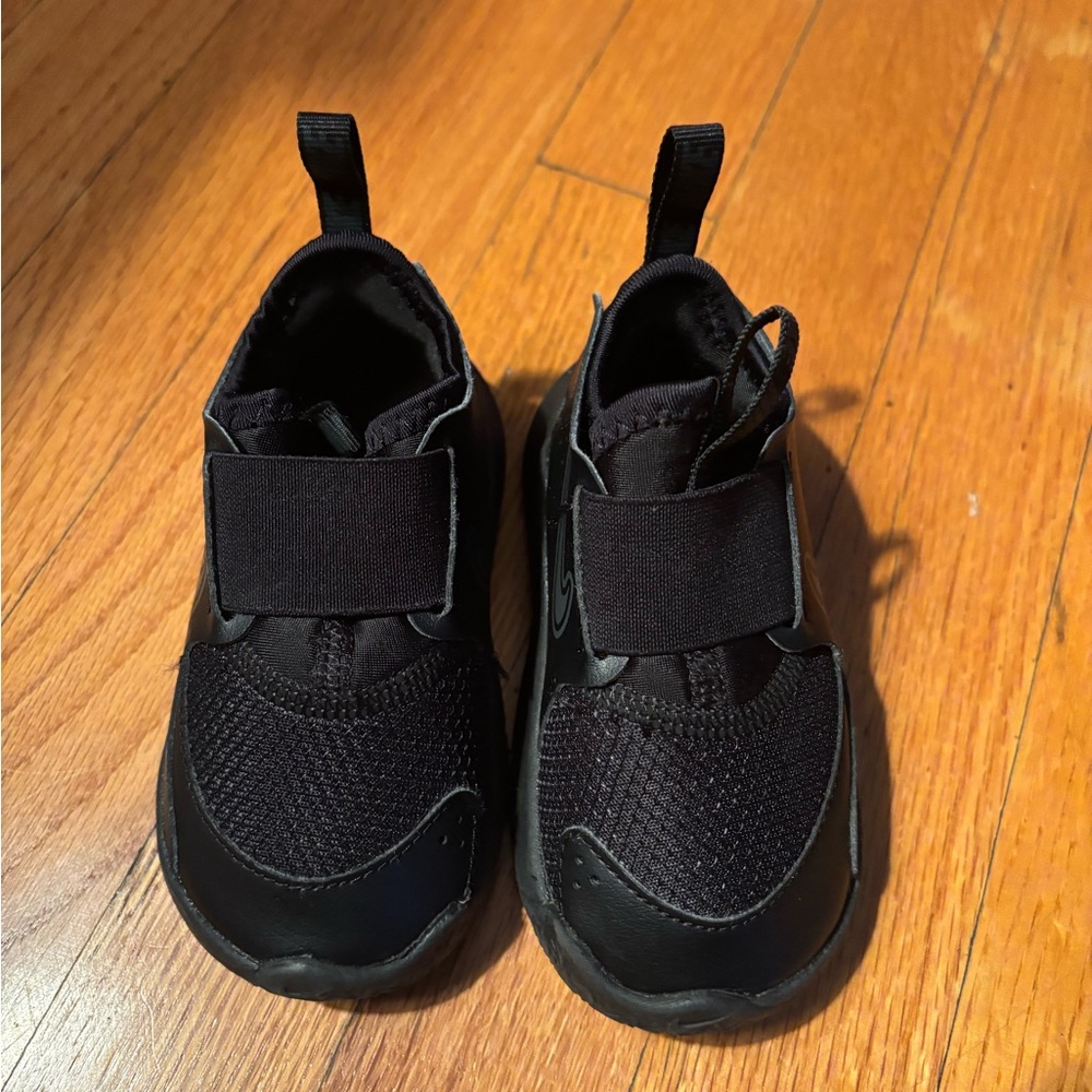 Nike 
Kids All-Black Slip-On Athletic Sneakers
Flex runner 3